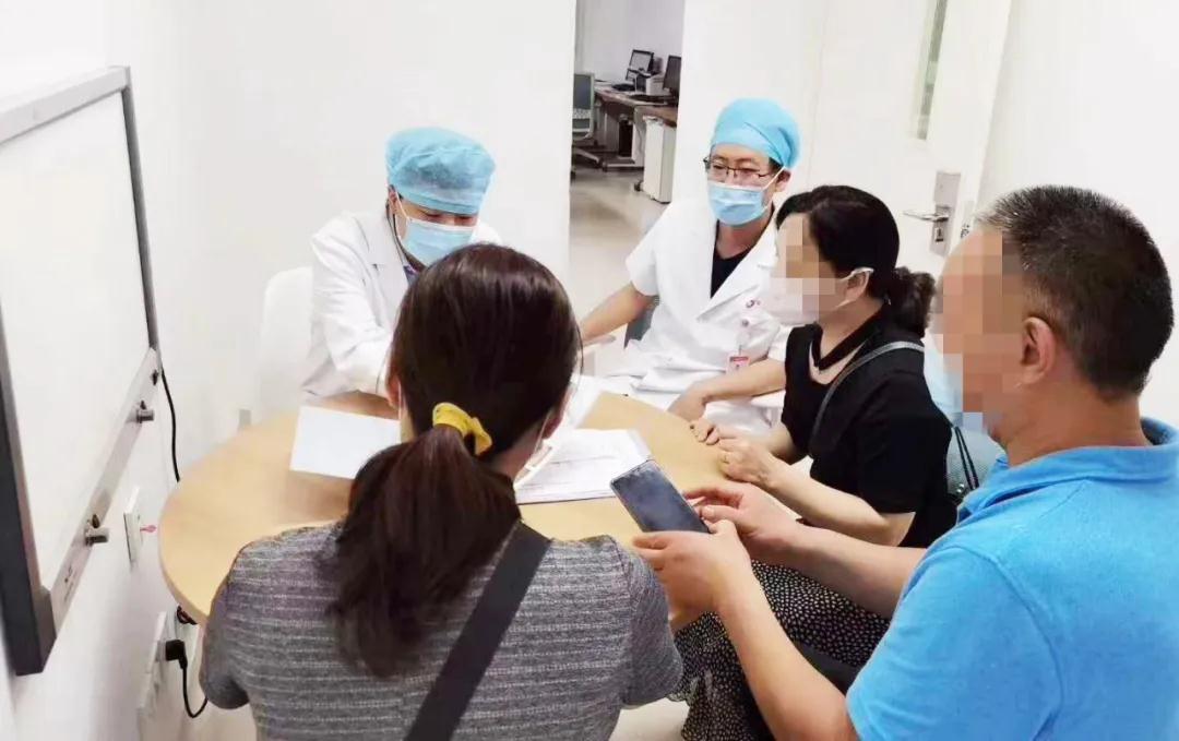 險(xiǎn)！桃核卡在氣道上  這個(gè)急救方法你得掌握