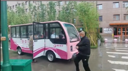 暖心！醫(yī)院下雨天安排擺渡車(chē)