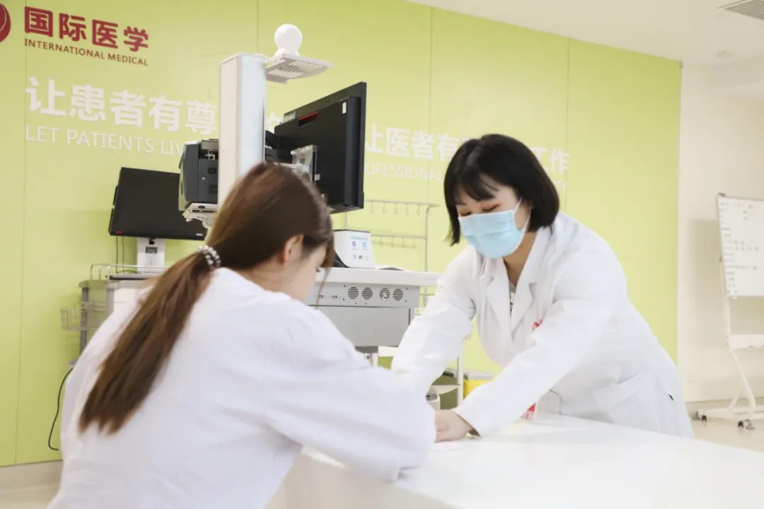 出院手續(xù)床前辦理，「移動(dòng)結(jié)算車」便民又惠民！
