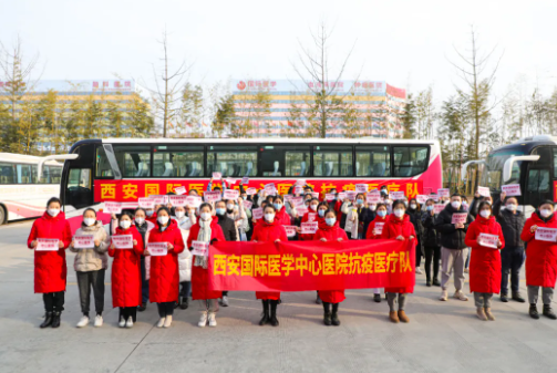 又有 300 余名醫(yī)護(hù)人員逆行出征，奔赴核酸采樣點(diǎn)