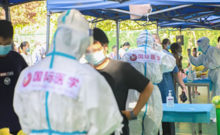 泡白的雙手，濕透的衣服，高溫天氣下的這些“大白”讓人心疼
