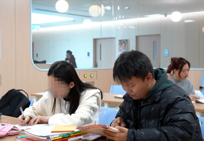 治療、學(xué)習(xí)兩不誤！病房里開啟了“小課堂”