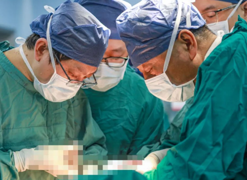 挑戰(zhàn)胸外領(lǐng)域“珠峰”！他為71歲老人摘除胸內(nèi)巨大罕見(jiàn)腫瘤