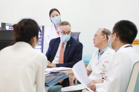 門診、查房、學術交流……全美排名第一的妙佑醫(yī)療國際專家團隊參與“首屆國際醫(yī)學高峰論壇”國際診療日活動