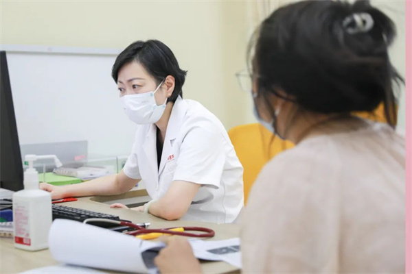 生長(zhǎng)發(fā)育、視力矯治、泌尿外科……暑假未到，兒科門診已排起長(zhǎng)隊(duì)